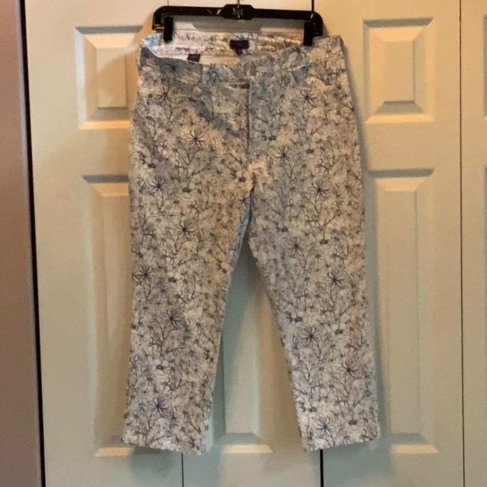 Womens NYDJ CAPRI Pants white with blue floral print size 12